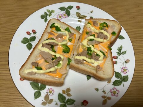 国産チーズと玉ねぎとピーマンとツナのマヨトースト♡